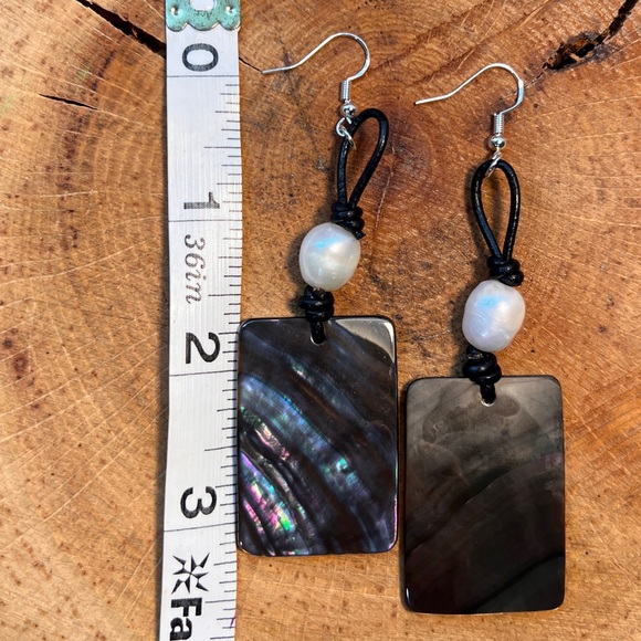 Mother of pearl, fresh water pearl, leather and sterling earrings - Picture 3 of 3
